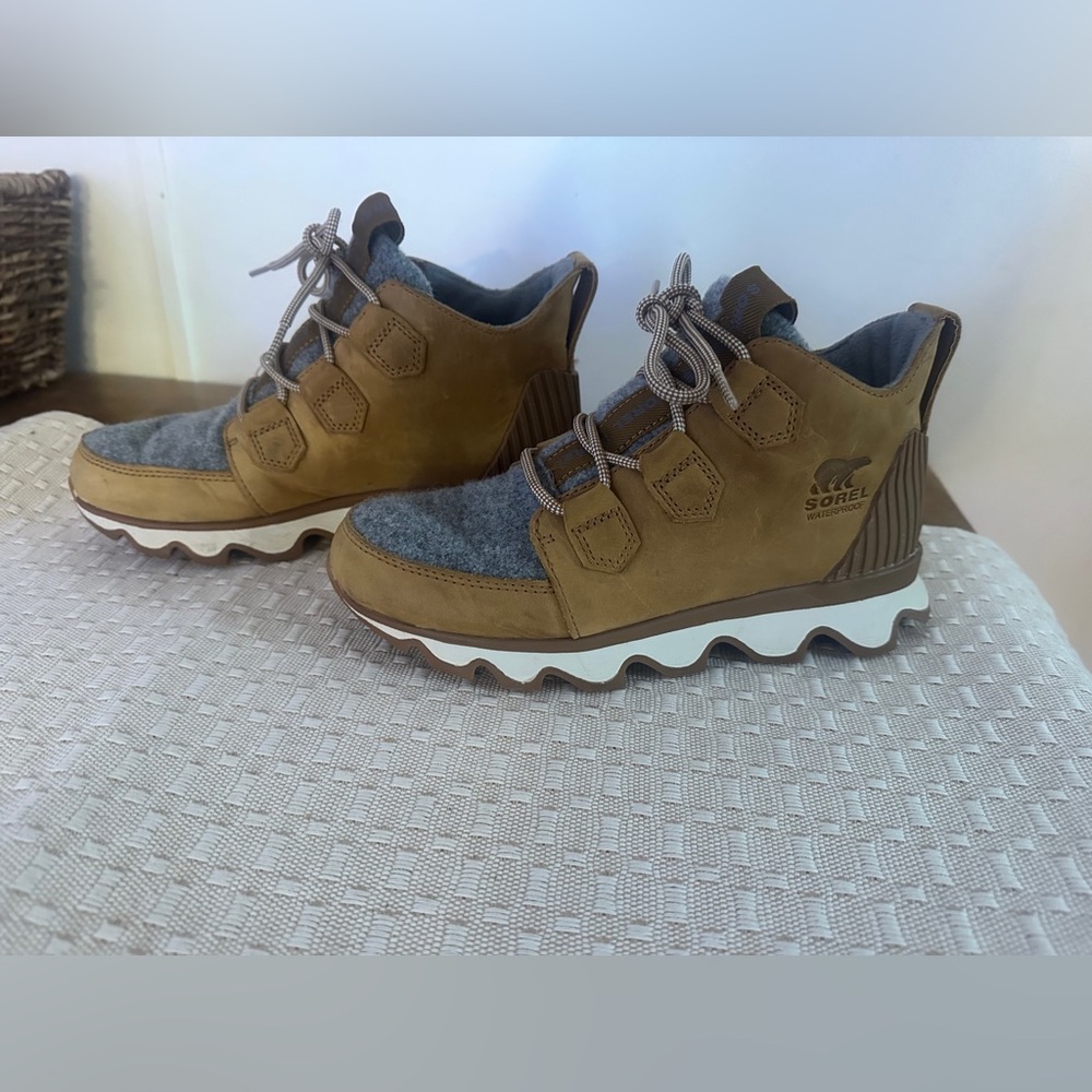 Women’s SOREL winter waterproof boots 
Size 7